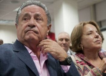 Piden la indagatoria del matrimonio Duhalde, Verbitsky y otras 30 personas por el “vacunatorio VIP” El ex presidente Eduardo Duhalde y su esposa la ex senadora Hilda “Chiche” Duhalde