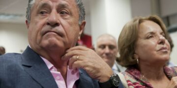 Piden la indagatoria del matrimonio Duhalde, Verbitsky y otras 30 personas por el “vacunatorio VIP” El ex presidente Eduardo Duhalde y su esposa la ex senadora Hilda “Chiche” Duhalde