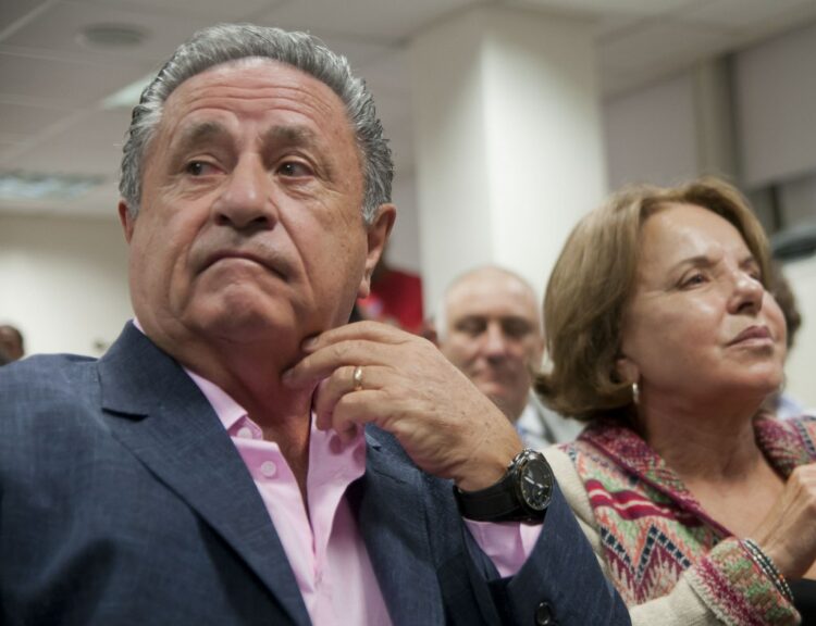 Piden la indagatoria del matrimonio Duhalde, Verbitsky y otras 30 personas por el “vacunatorio VIP” El ex presidente Eduardo Duhalde y su esposa la ex senadora Hilda “Chiche” Duhalde