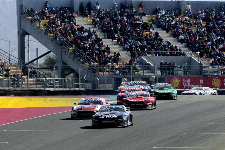 El local Tobías Martínez aguantó a Gianini y ganó el “Desafío de las estrellas” El Chevrolet Camaro de Tobías Martínez.