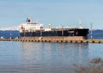 El petrolero Promise, de bandera británica y dedicado al transporte de crudo, amarrado en el puerto de Ushuaia.