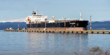 El petrolero Promise, de bandera británica y dedicado al transporte de crudo, amarrado en el puerto de Ushuaia.