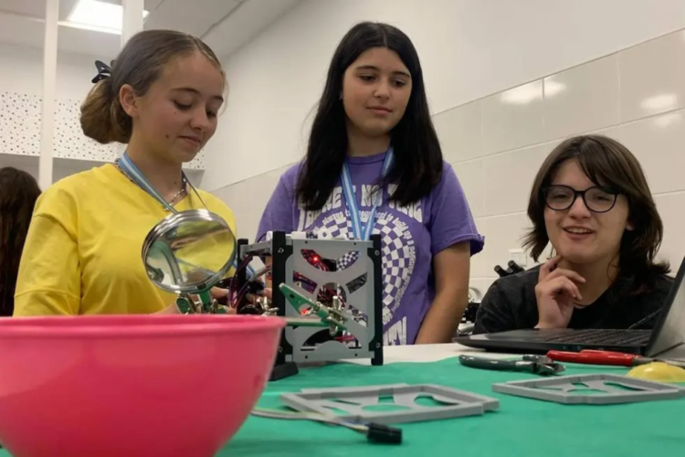 Reconocerán a seis estudiantes cordobesas finalistas de la Misión ShakthiSAT El reconocimiento destaca a seis cordobesas finalistas del programa internacional ShakthiSAT.