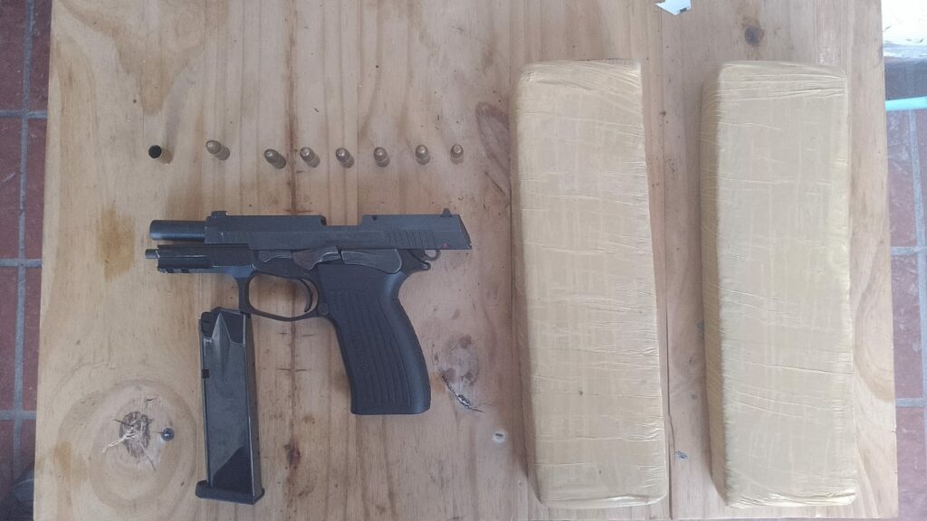 Una mujer fue detenida tras amenazar con un arma desde un auto Una mujer fue detenida tras amenazar con un arma desde un auto