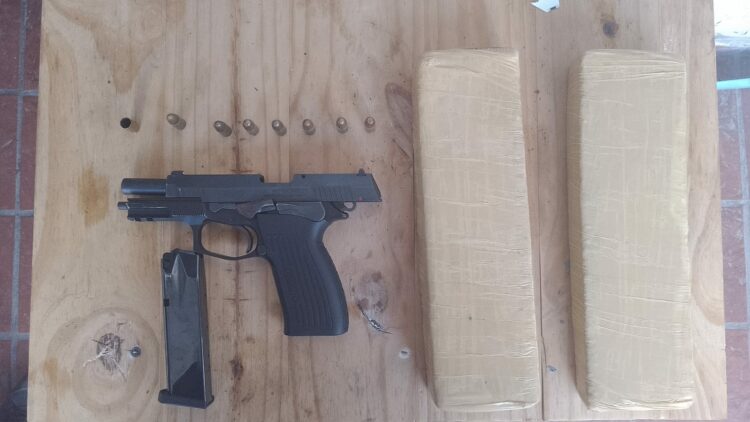Una mujer fue detenida tras amenazar con un arma desde un auto Una mujer fue detenida tras amenazar con un arma desde un auto