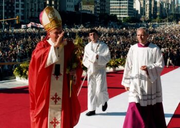 El recorrido de Juan Pablo II, el único Papa que visitó la Argentina En su recordada visita de 1987, el Papa Juan Pablo II dio misa en una Avenida 9 de Julio repleta.