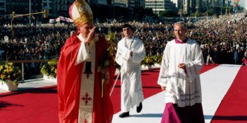 En su recordada visita de 1987, el Papa Juan Pablo II dio misa en una Avenida 9 de Julio repleta.