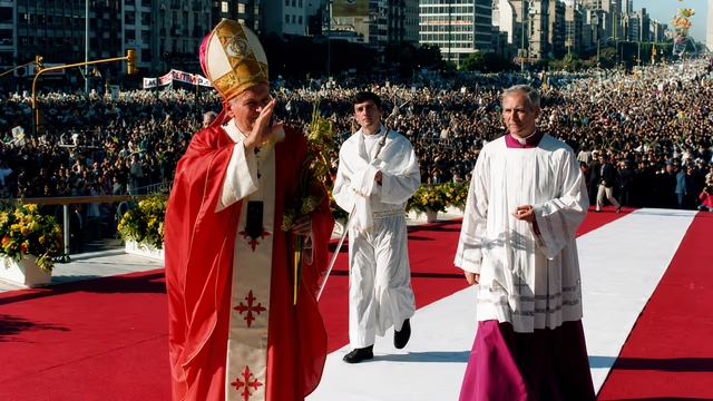 El recorrido de Juan Pablo II, el único Papa que visitó la Argentina En su recordada visita de 1987, el Papa Juan Pablo II dio misa en una Avenida 9 de Julio repleta.
