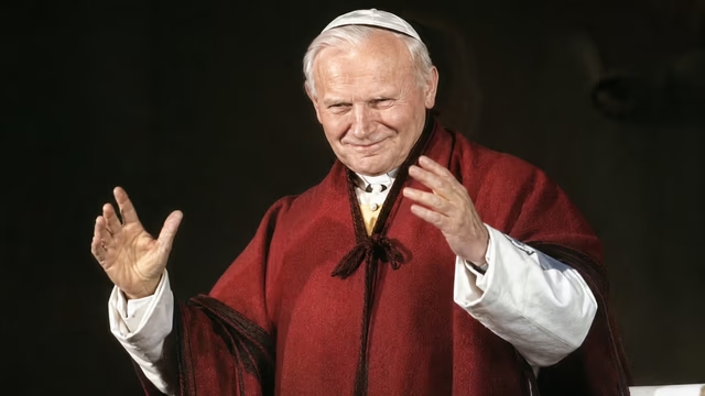 El recorrido de Juan Pablo II, el único Papa que visitó la Argentina En su visita al NOA, el Papa Juan Pablo II se vistió con un tradicional poncho salteño.