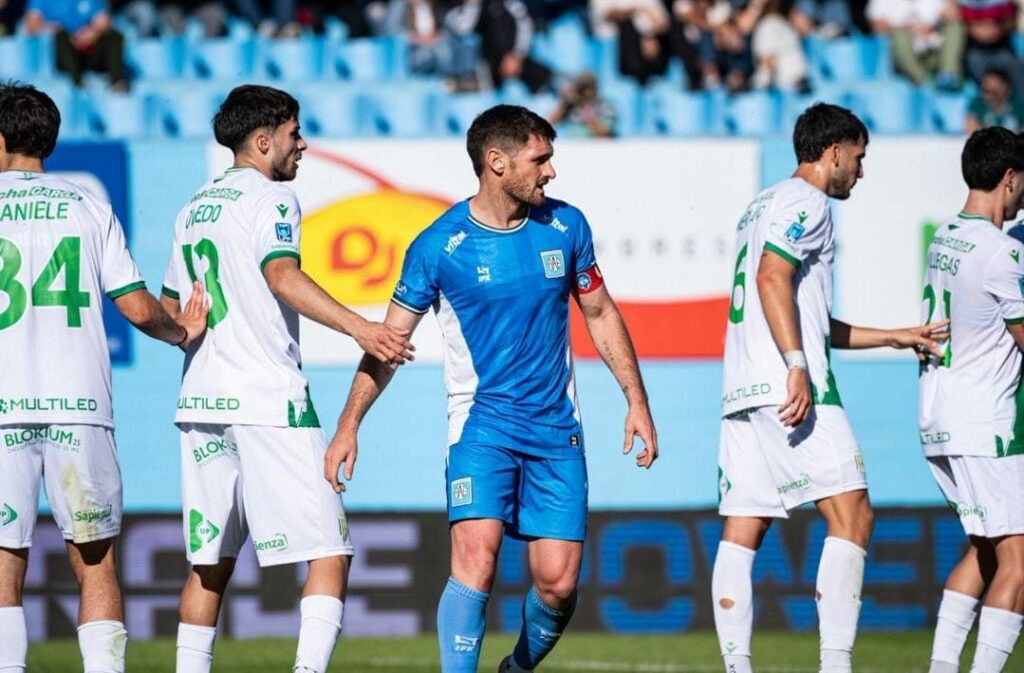 Estudiantes de Río Cuarto y Banfield no se sacaron diferencias en el Candini