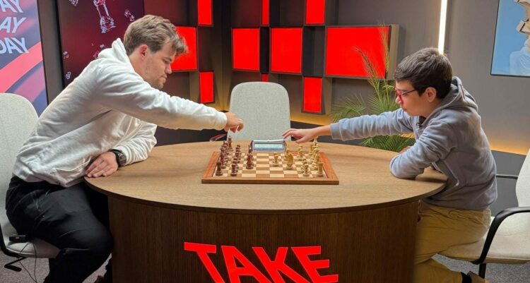 Magnus Carlsen y Faustino Oro cuando jugaron junto en enero pasado.