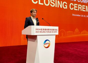 Gonzalo Fiore Viani presenta «Murallas de neón: Crónicas de Beijing»