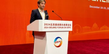 Gonzalo Fiore Viani presenta «Murallas de neón: Crónicas de Beijing»