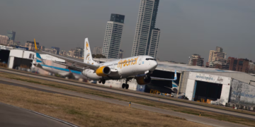 Aeronave de Flybondi en el Aeropuerto de Buenos Aires, en junio de 2022. Matías Baglietto (NurPhoto via Getty Images)