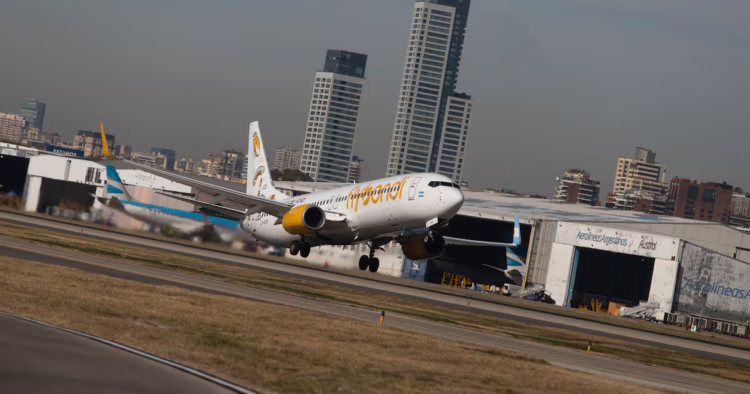 Flybondi: más de 700 ex trabajadores reclaman indemnizaciones y retiros voluntarios impagos Aeronave de Flybondi en el Aeropuerto de Buenos Aires, en junio de 2022. Matías Baglietto (NurPhoto via Getty Images)