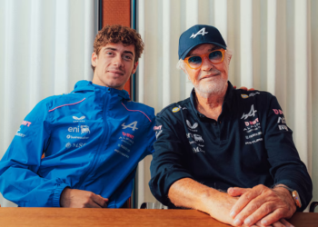 Franco Colapinto junto a Flavio Briatore, su mentor en Alpine.