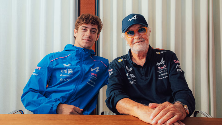 Franco Colapinto junto a Flavio Briatore, su mentor en Alpine.