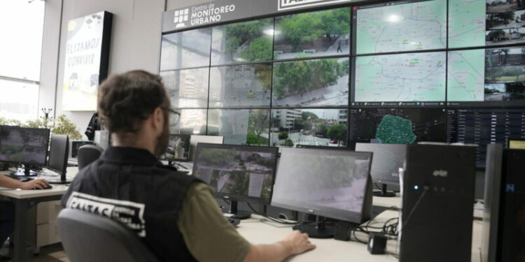 Prueban cámaras que leen patentes en tiempo real para detectar vehículos buscados Cuatro cámaras fijas comenzaron a probar un sistema de lectura automática de patentes para identificar en tiempo real vehículos con pedidos de captura o secuestro.