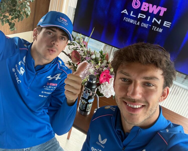 Franco Colapinto junto a su compañero de equipo, Pierre Gasly.