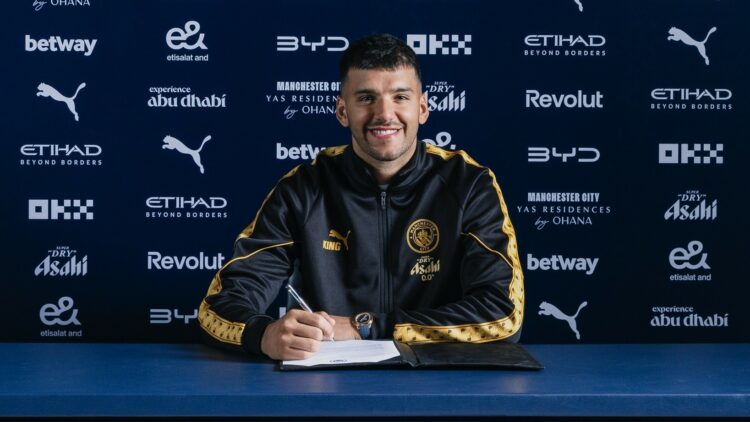 Gerónimo Rulli fue presentado en el Manchester City: “Llegué al mejor club del mundo” Geronimo Rulli Signs for Manchester City at Manchester City Football Academy on August 11, 2026 in Manchester, England. (Photo by Tom Barton/Manchester City FC)