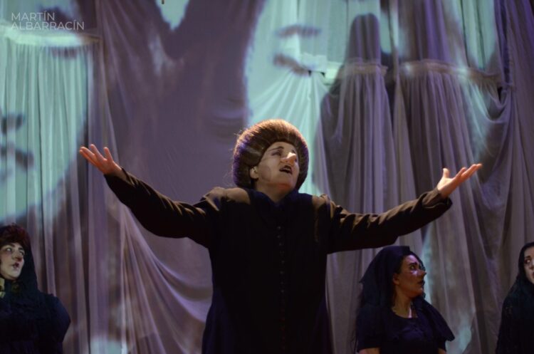 Girart abre este martes con estrenos en el Real Bernarda (La de la casa) está protagonizada por Julia Muzio, Eleonora Valdez, Silvina Chivi García, Gabriela Biebel y María Pastur. La pieza cuenta además con músicos en escena, Santiago Comin y Guido Briscioli, y tiene dirección de Eleonora Valdez y Compañía de Señoras.
Foto: Martín Albarracín.