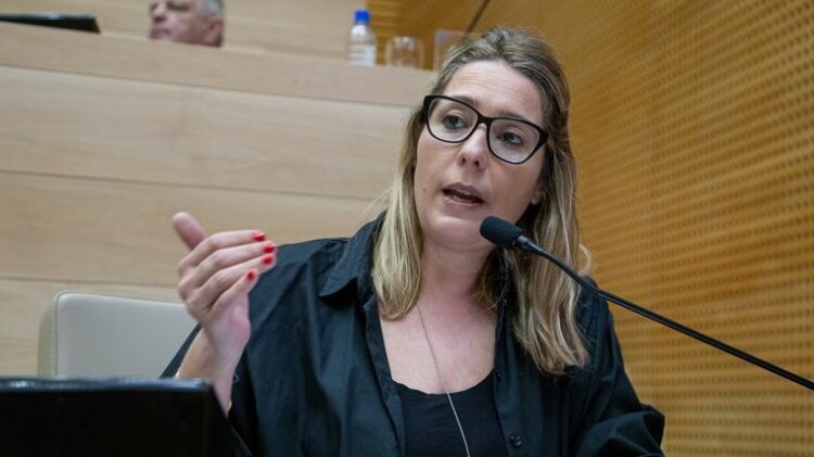 Daniela Gudiño, legisladora de la UCR, propuso la expulsión de Flores.