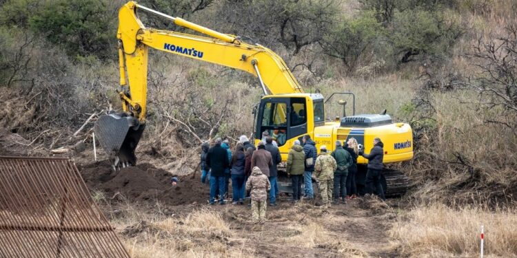 Las excavaciones se realizan en un campo contiguo al Centro Clandestino de La Perla.