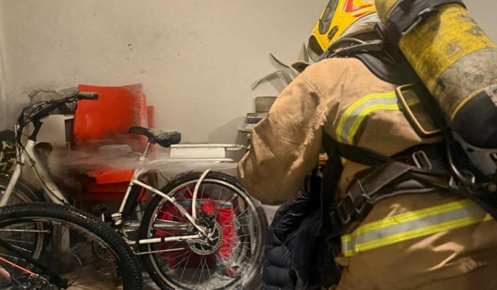 Incendio en Nueva Córdoba una bicicleta eléctrica en carga inició el fuego