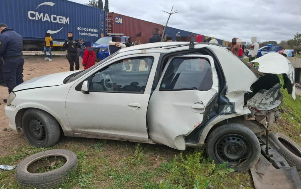 Un tren de cargas embistió a un auto: una mujer quedó atrapada y resultó ilesa