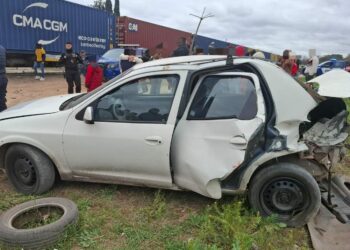 Un tren de cargas embistió a un auto: una mujer quedó atrapada y resultó ilesa