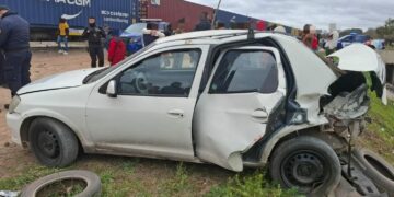 Un tren de cargas embistió a un auto: una mujer quedó atrapada y resultó ilesa