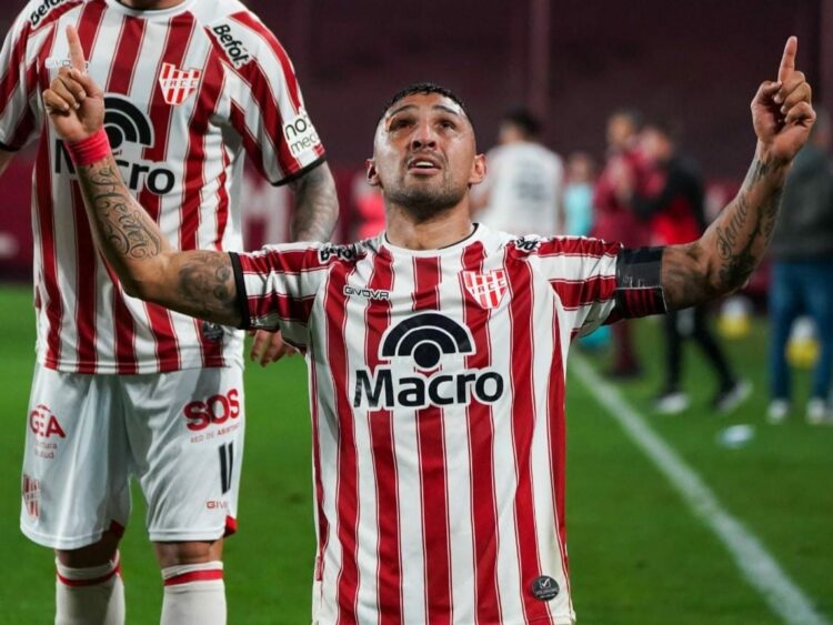 El zaguero, Fernando Alarcón, celebra el gol agónico.