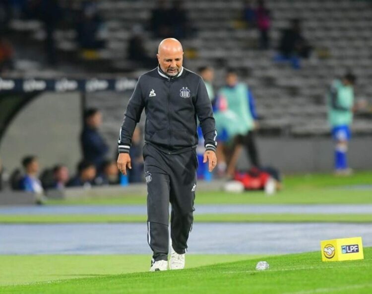Jorge Sampaoli dejó de ser el entrenador de Talleres Cabizbajo. Sampaoli dejó su cargo en Talleres con la espina de no haber podido ganar de local.