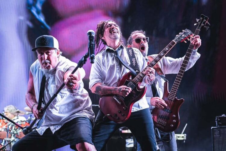 Ni el frío frena el carnaval, el rock y la fiesta de Kapanga