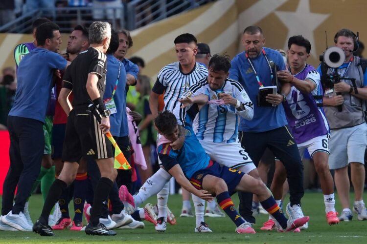 La FIFA flexibilizó las sanciones a los futbolistas argentinos tras el Mundial Tras el final, varios jugadores argentinos reaccionaron de forma desmedida ante la derrota.