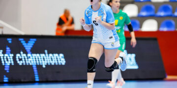 La Garrita sigue de pie: venció a Uzbekistán y competirá por el 21º puesto del Mundial An athlete in a light blue and white uniform celebrates with a raised fist during an indoor handball game.