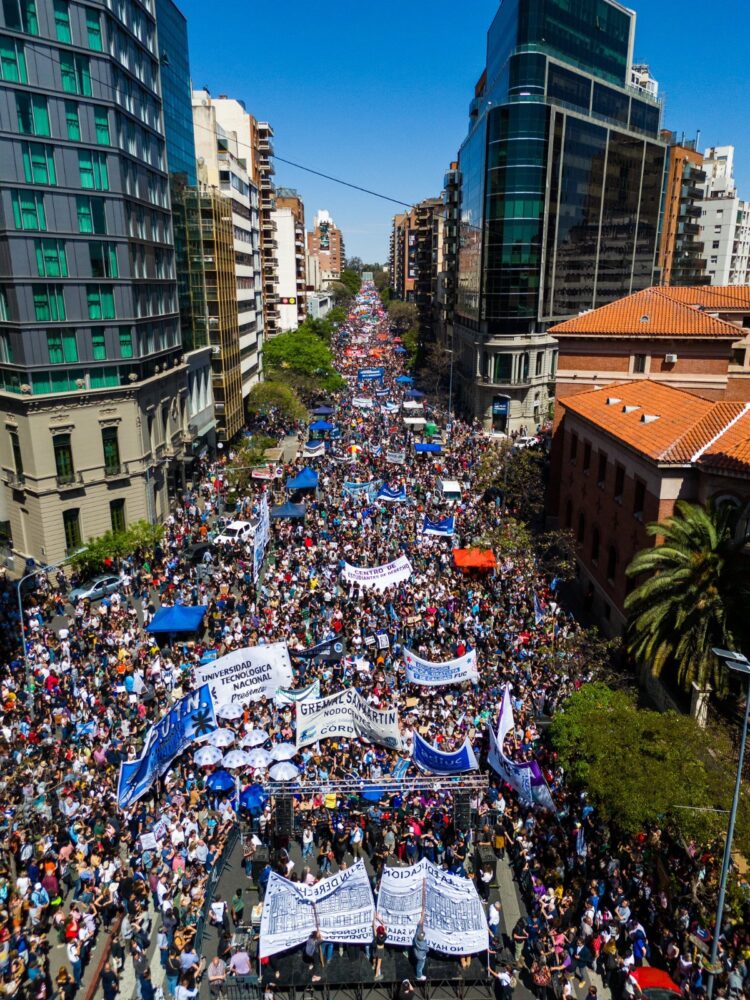 Postal de la multitudinaria marcha en defensa de la universidad pública.