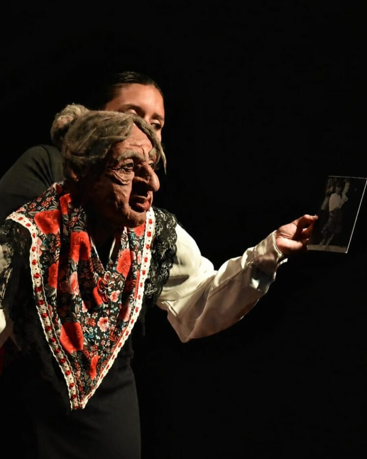 La herencia de la abuela contada desde la danza “Juana, la andaluza” es un unipersonal de teatro y danza con técnica de marioneta portée, en la que el títere es sostenido y manipulado directamente en contacto con el cuerpo de la intérprete.