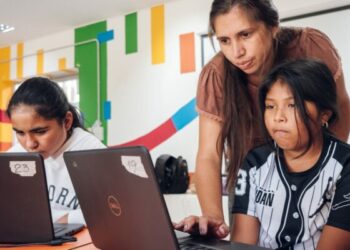 La iniciativa es gestionada por la Secretaría de Ciudad Inteligente y Transformación Digital, a través del programa Menos Brecha, Más Comunidad y en alianza con Protagonistas Digitales.