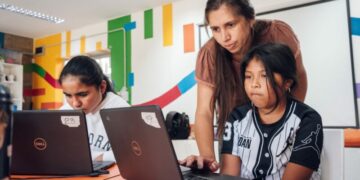 La iniciativa es gestionada por la Secretaría de Ciudad Inteligente y Transformación Digital, a través del programa Menos Brecha, Más Comunidad y en alianza con Protagonistas Digitales.