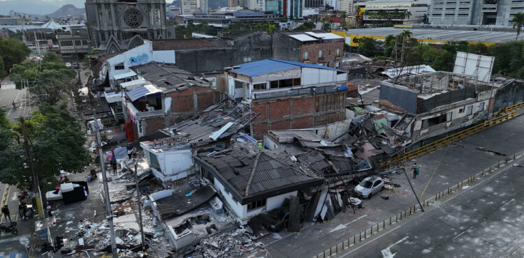 La reconstrucción tras el terremoto en Colombia costará unos US$ 9.500 millones El presidente de Colombia, Abelardo De la Espriella, precisó que la reconstrucción de edificaciones demandará alrededor de US$7.800 millones.