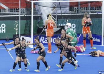 Las jugadoras argentinas celebran tras marcar el primer gol de su equipo durante la final de la Copa Mundial Femenina de Hockey sobre Hielo FIH 2026 entre Países Bajos y Argentina en el Estadio Wagener de Amstelveen, al oeste de los Países Bajos, el 29 de agosto de 2026. Bas CZERWINSKI / ANP / AFP