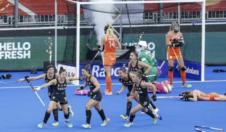 Las jugadoras argentinas celebran tras marcar el primer gol de su equipo durante la final de la Copa Mundial Femenina de Hockey sobre Hielo FIH 2026 entre Países Bajos y Argentina en el Estadio Wagener de Amstelveen, al oeste de los Países Bajos, el 29 de agosto de 2026. Bas CZERWINSKI / ANP / AFP