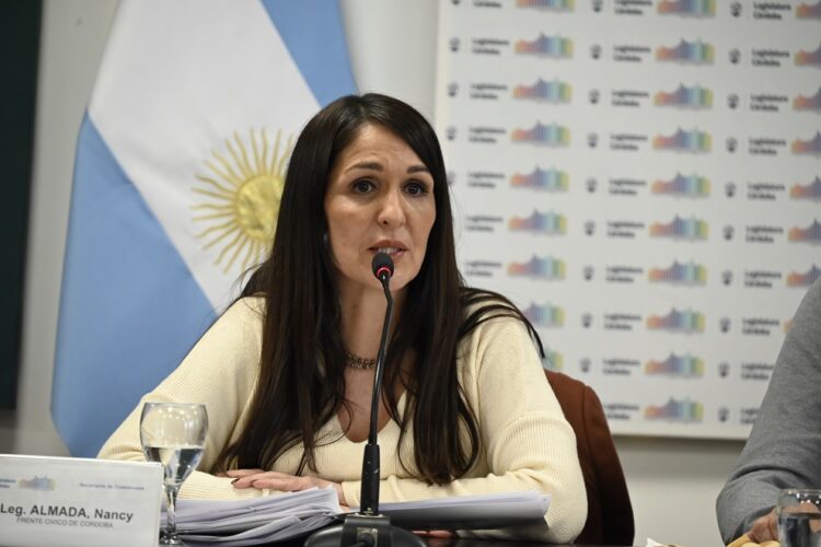 Comenzaron a debatir la "Ley Fede" tras la muerte de un joven con autismo en Valle Hermoso Nancy Almada, impulsora del proyecto de Ley Fede, durante el debate en la Legislatura de Córdoba.