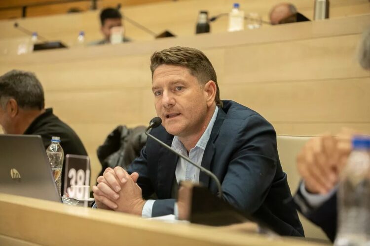 Leonardo Limia apuntó contra la oposición que usa "políticamente" la licencia de Ramón Flores