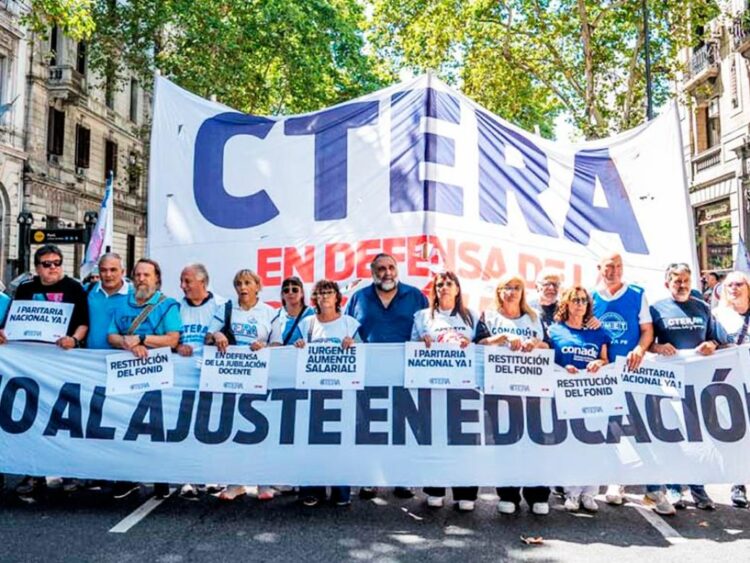 Los docentes de todos los niveles pararán este lunes en todo el país.