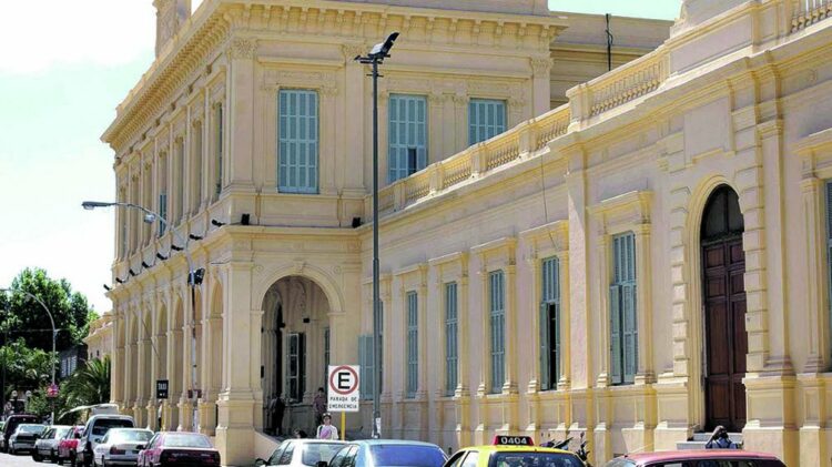 Los hospitales universitarios de Córdoba esperan precisiones sobre el cobro a extranjeros En Córdoba, los hospitales universitarios de la UNC aún esperan precisiones sobre cómo se aplicará.