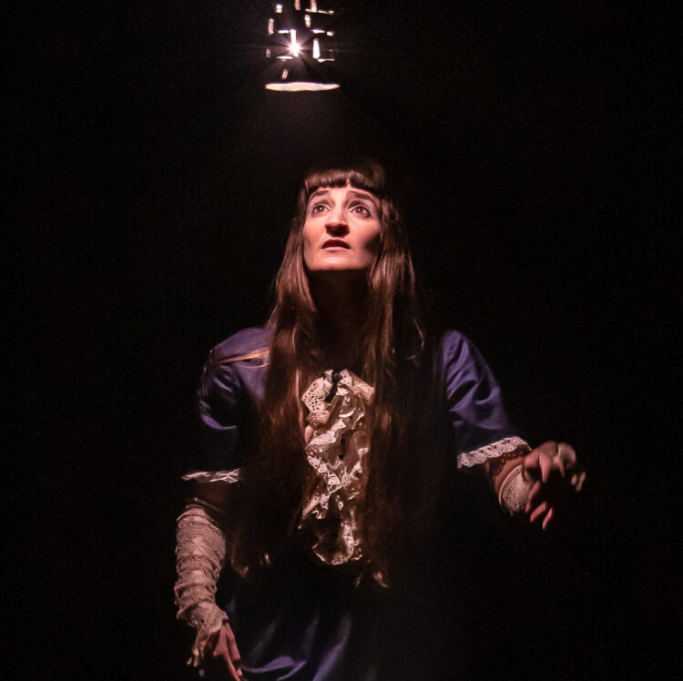 “Los monstruos van debajo de la cama” llega al Comedia Para las artistas, el hecho de que el teatro mismo haya sido una ruina —tras su incendio— resuena con los cables, las cuerdas y las palabras no dichas de la protagonista y por supuesto en ese priemr nombre.
Fotografía: Seba Seisdedos.
