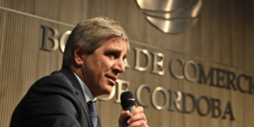Caputo diserta en Córdoba ante empresarios de la Bolsa de Comercio