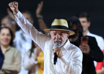 Lula oficializó su candidatura y prometió aumentar el gasto en defensa